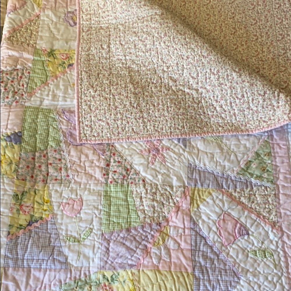 Twin quilt with one sham